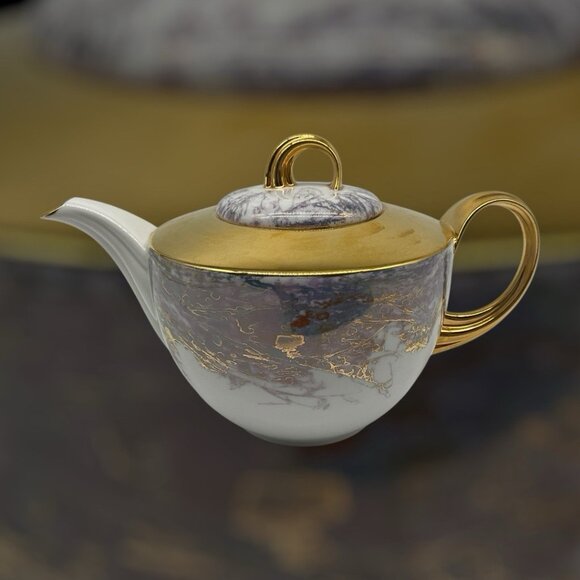 Seltmann Weldon Elegant Teapot with Gold Handle, Spout and Lid Vintage Serveware - Picture 15 of 16